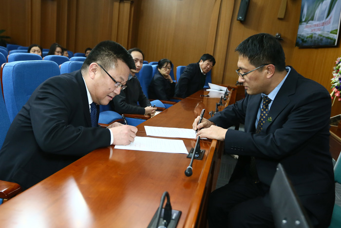 李-赵.jpg 李-赵.jpg