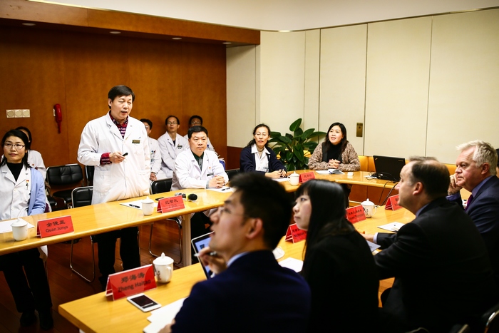 纪院长介绍医院情况.jpg 纪院长介绍医院情况.jpg