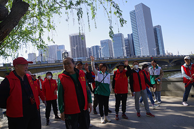 开心健步走.jpg 开心健步走.jpg